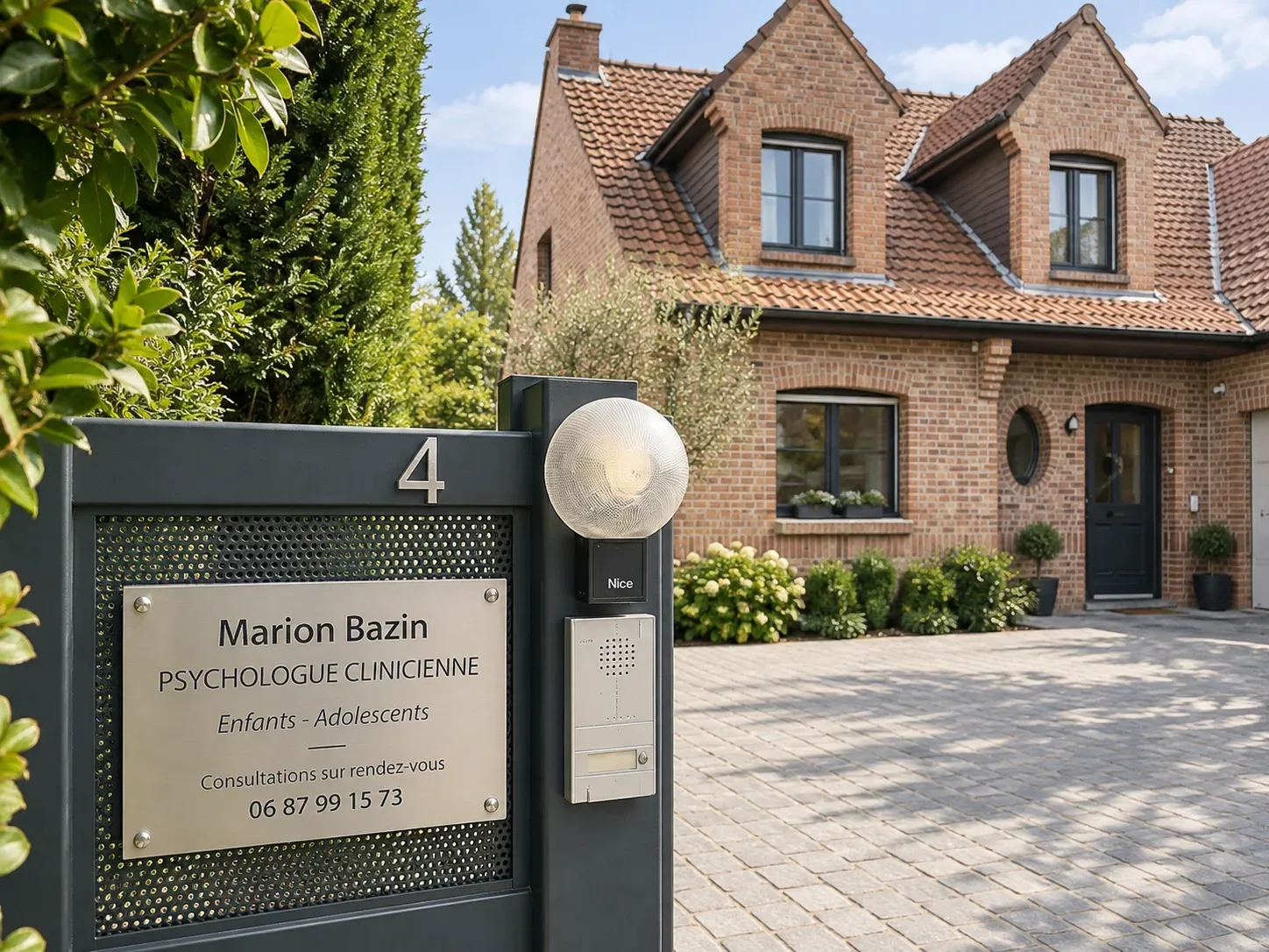 Le portail portant le numéro 4 et la maison en briques au fond de l’allée